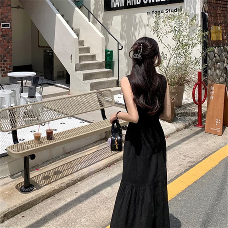 カジュアルコーデ ノースリーブロングワンピース体型カバー裾フリル