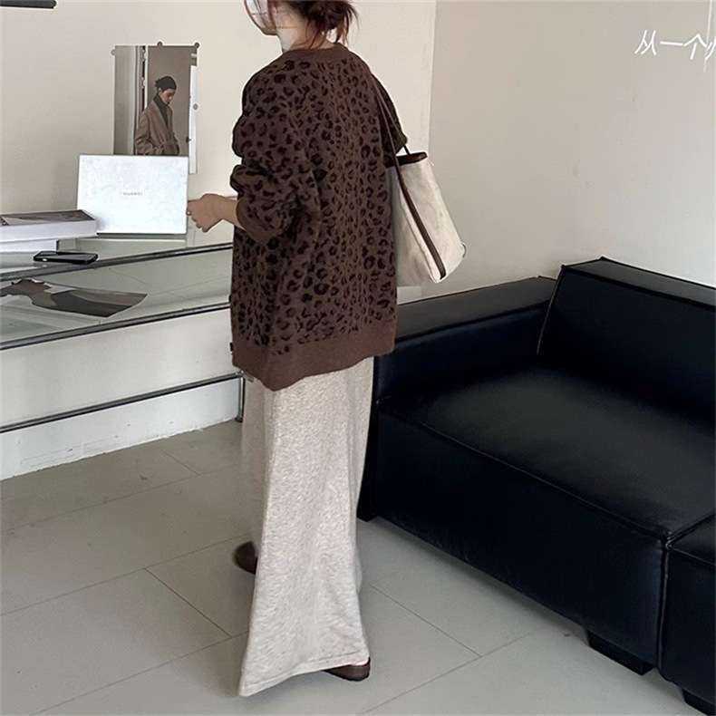 カジュアルコーデ ヒョウ柄ニットカーディガン
