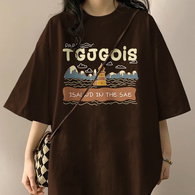 カジュアルコーデ リゾート風景プリント半袖Tシャツ