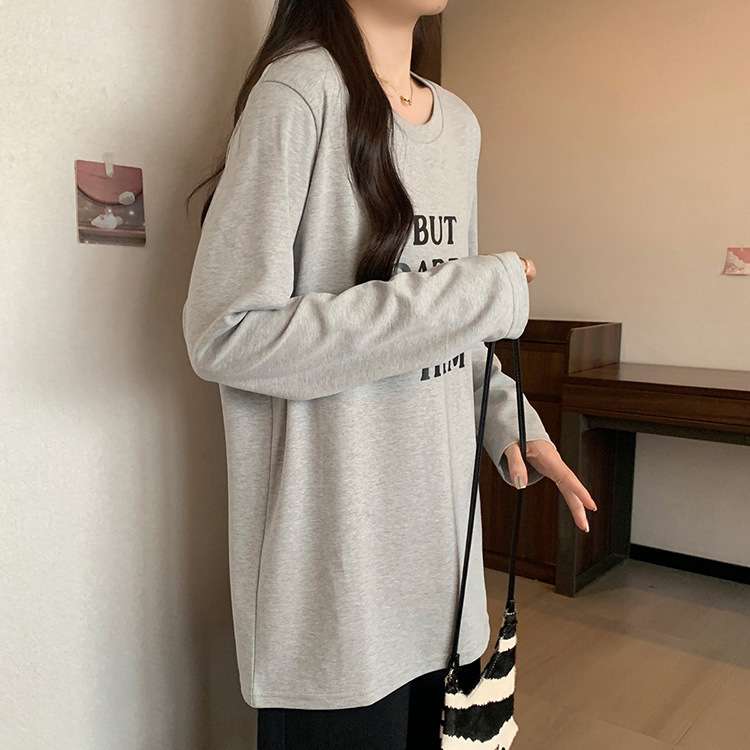 カジュアルコーデ 長袖ロゴトップス