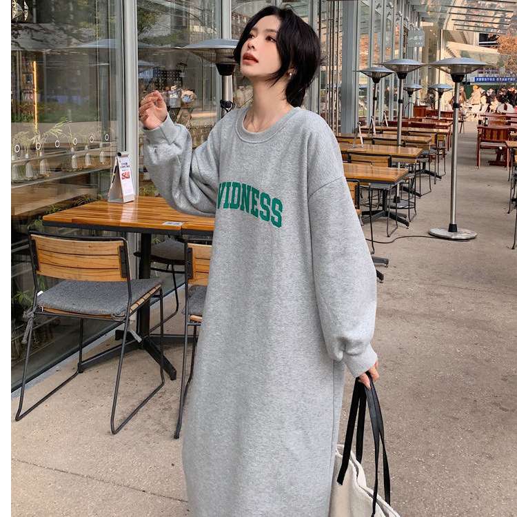 カジュアルコーデ  ゆったりロゴ入りスウェットワンピース
