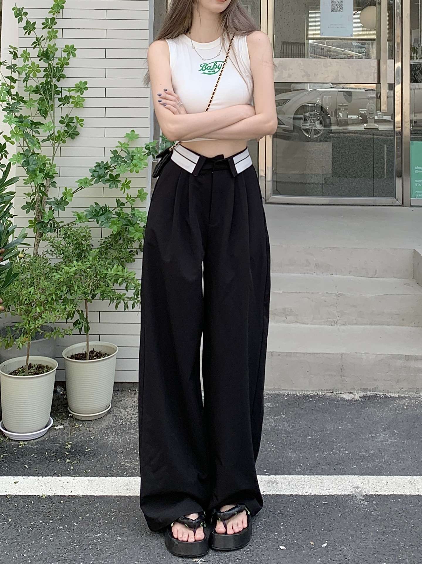 カジュアルコーデ  ワイドシルエットタックパンツ