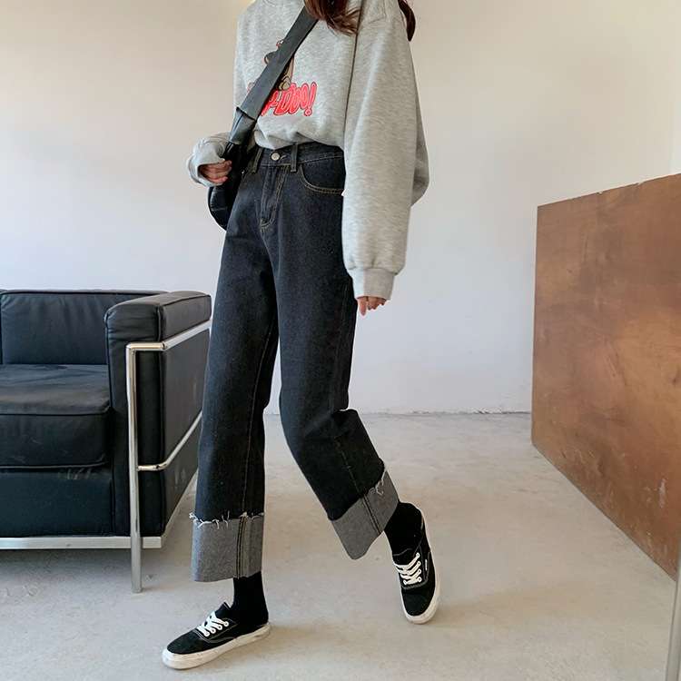 カジュアルコーデ ロールアップ裾デニムパンツ