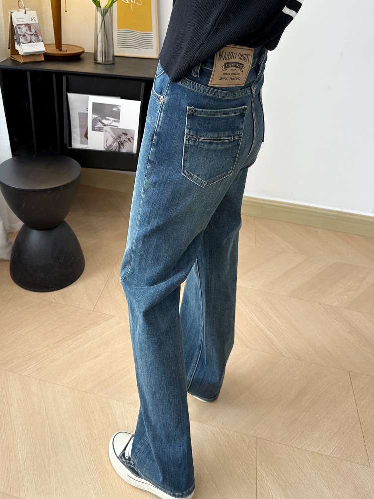 カジュアルコーデ ゆったりストレートデニムパンツ