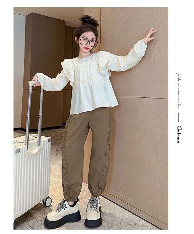 カジュアルコーデ フリルデザインカーゴパンツ