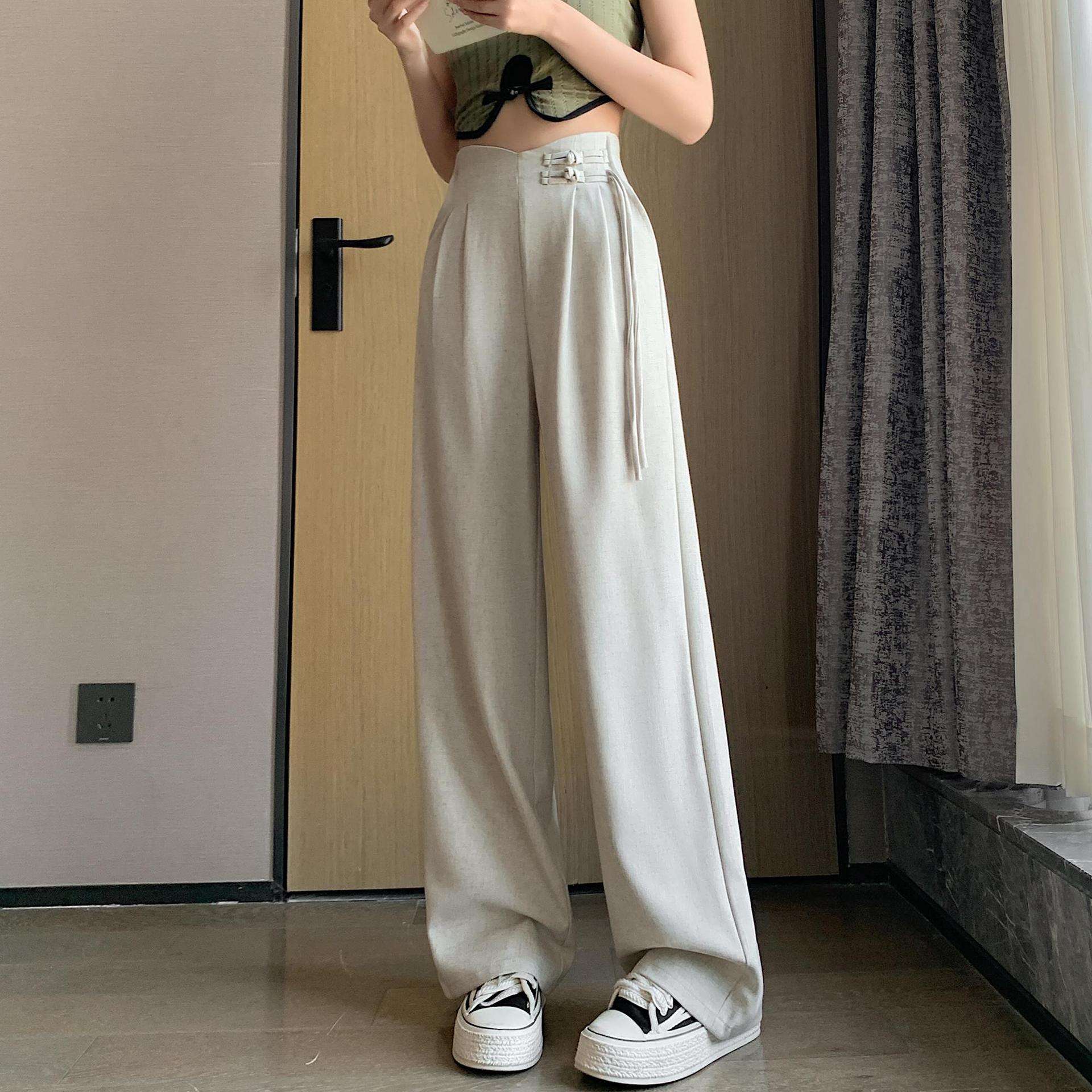 カジュアルコーデ プリーツワイドパンツ ボタン飾り付き