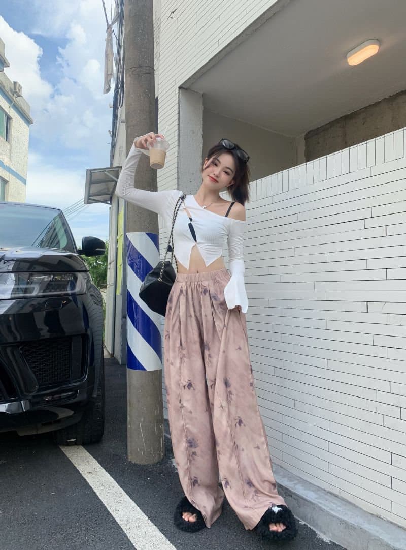 カジュアルコーデ ゆったり花柄 ハイウエストワイドパンツ