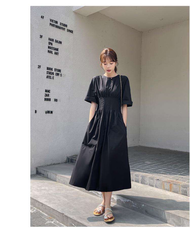 カジュアルコーデ ギャザーデザインミモレ丈ワンピース
