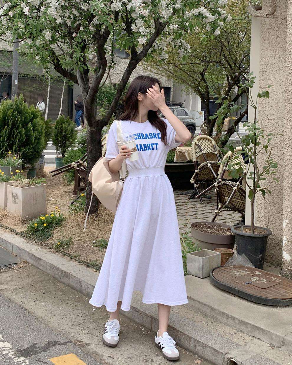 カジュアルコーデ ロゴプリントマキシワンピース
