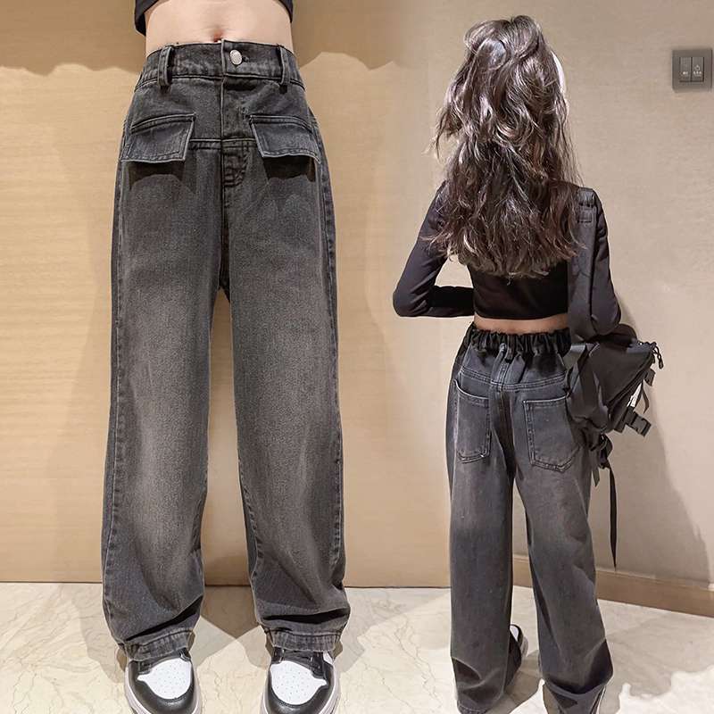 カジュアルコーデ カーゴポケット付きワイドデニムパンツ