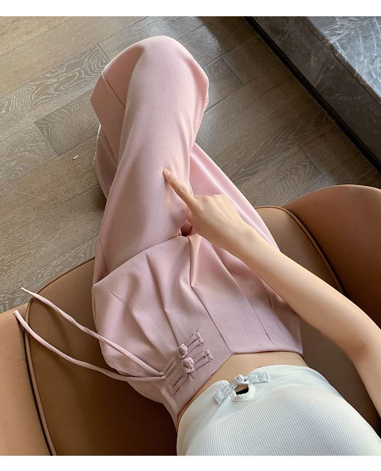 カジュアルコーデ プリーツワイドパンツ ボタン飾り付き