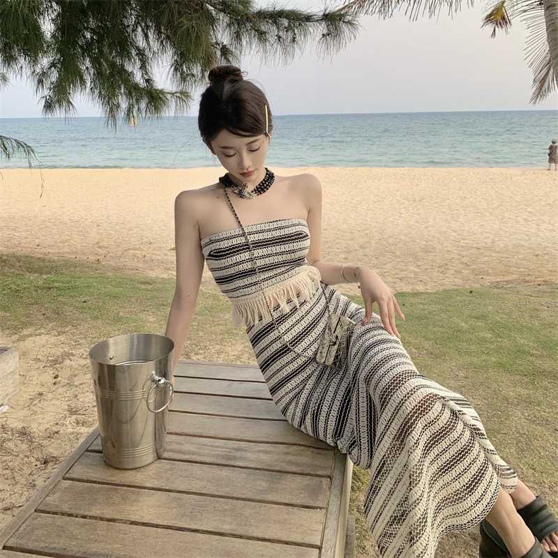 カジュアルコーデ ボーダー柄ベアトップセットアップ上下セット女性用