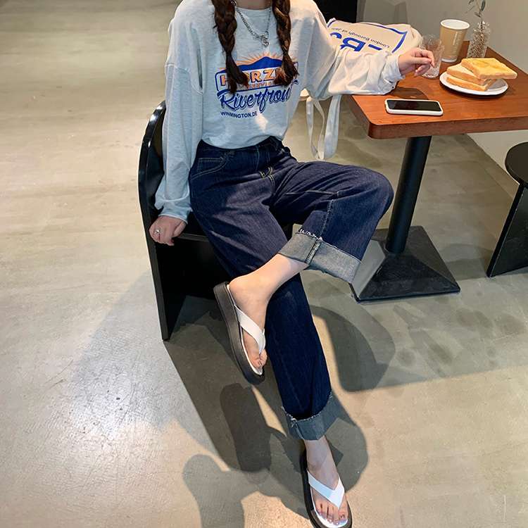 カジュアルコーデ ゆったりワイドデニムパンツ