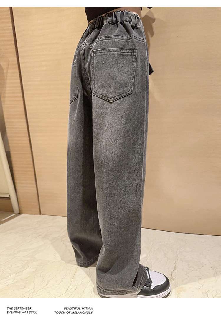 カジュアルコーデ カーゴポケット付きワイドデニムパンツ