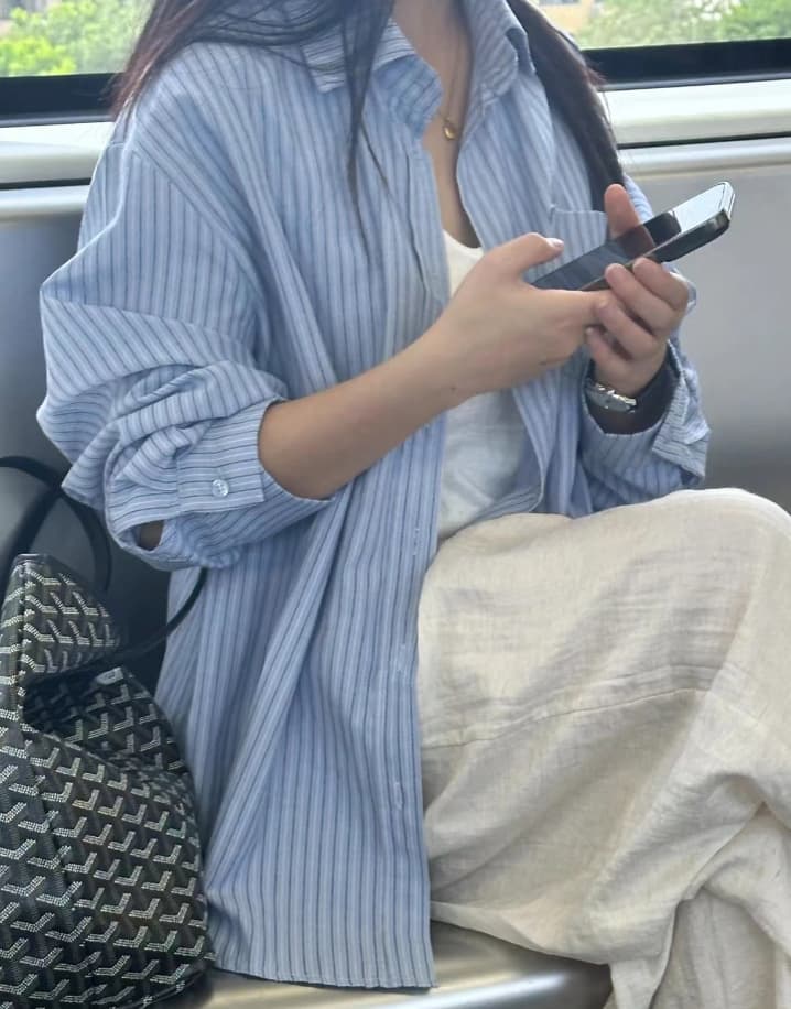 カジュアルコーデ ゆったり細ストライプシャツ