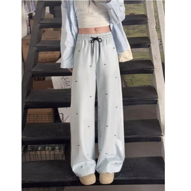 カジュアルコーデ ワイドシルエット刺繍入りリラックスパンツ