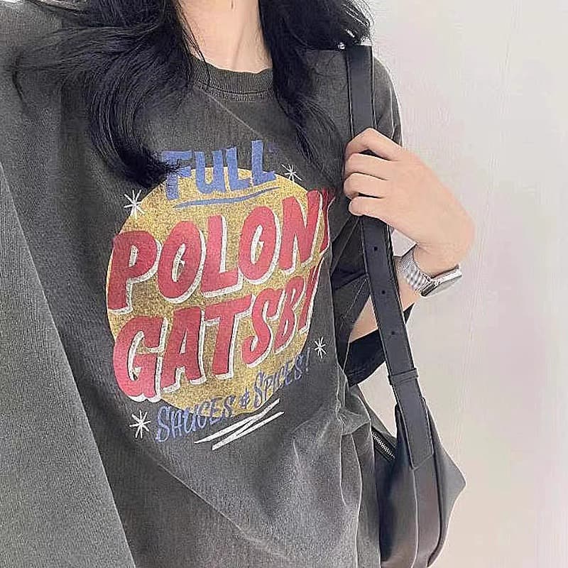 カジュアルコーデ ゆったりロゴプリント半袖カットソー