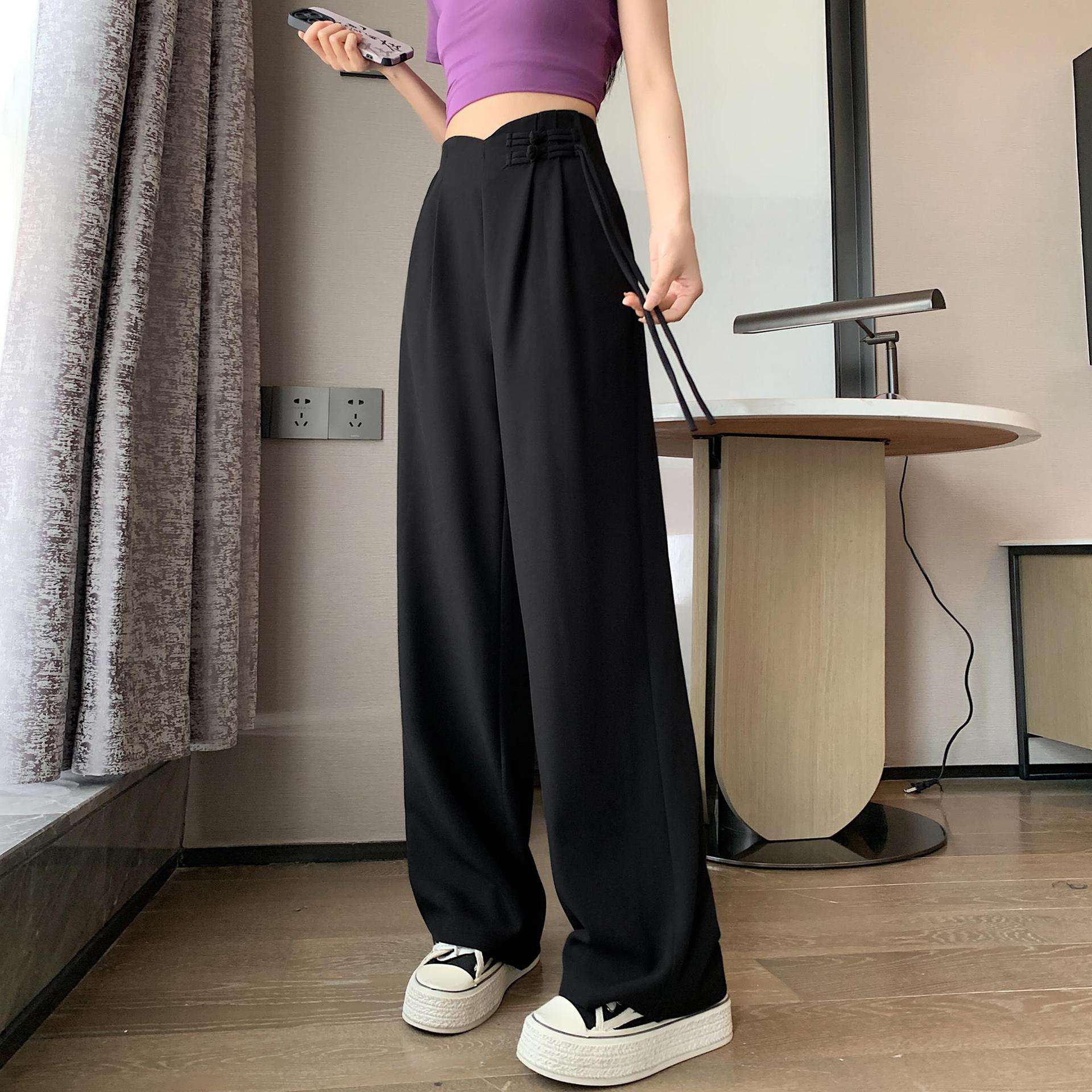 カジュアルコーデ プリーツワイドパンツ ボタン飾り付き