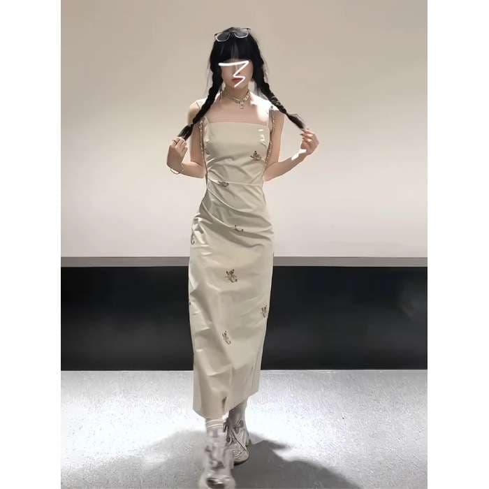 カジュアルコーデ モダンなシルエットの刺繍入りマキシワンピース