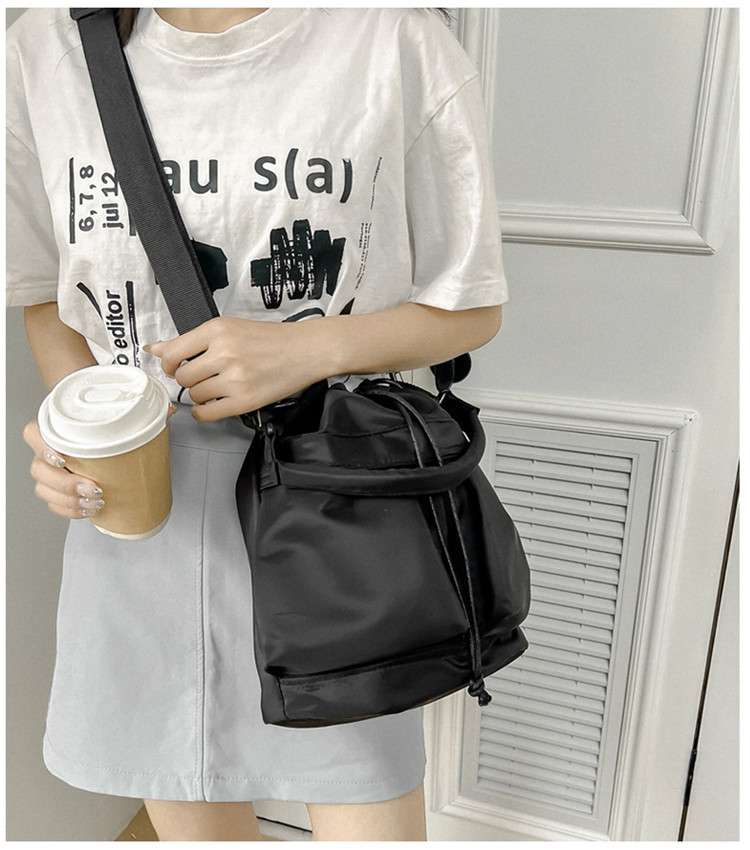 カジュアルコーデ ドローストリング巾着型ショルダーバッグ