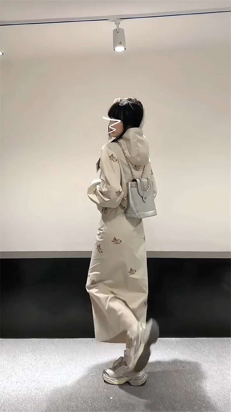 カジュアルコーデ モダンなシルエットの刺繍入りマキシワンピース