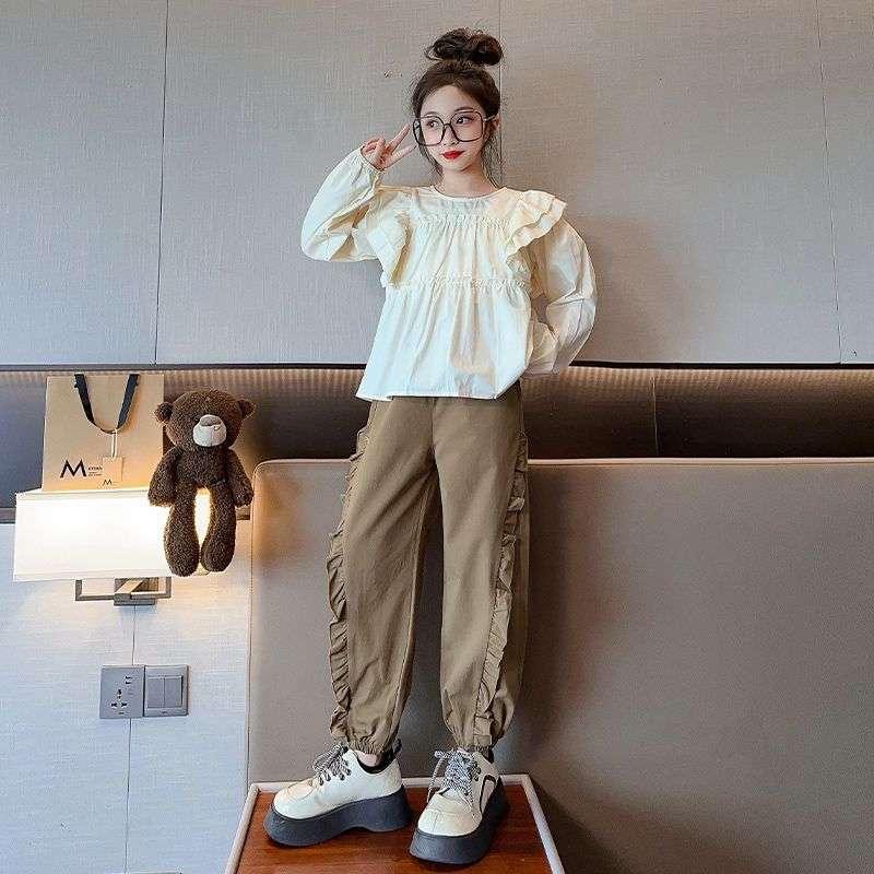 カジュアルコーデ フリルデザインカーゴパンツ