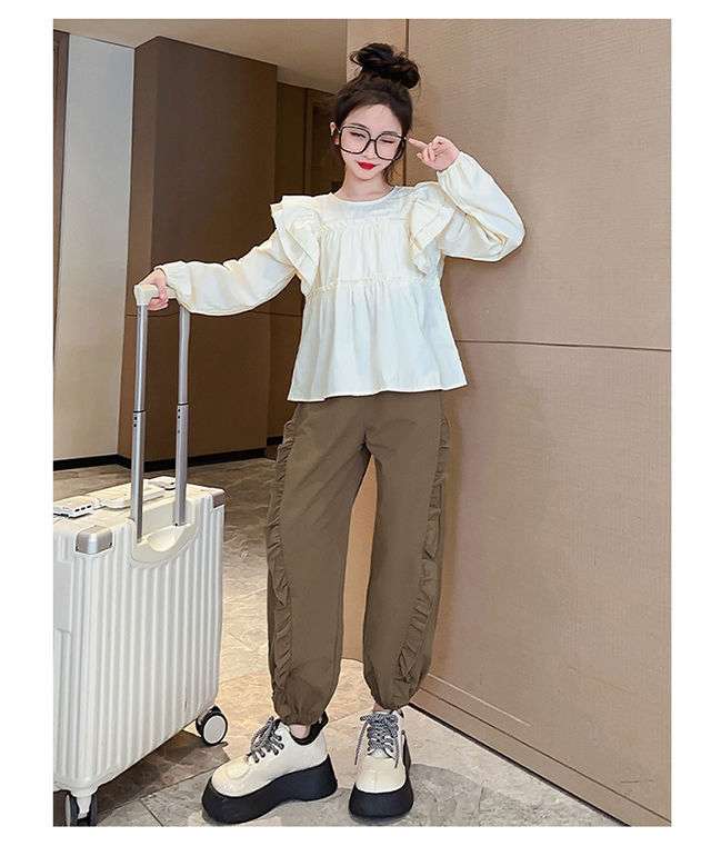 カジュアルコーデ フリルデザインカーゴパンツ