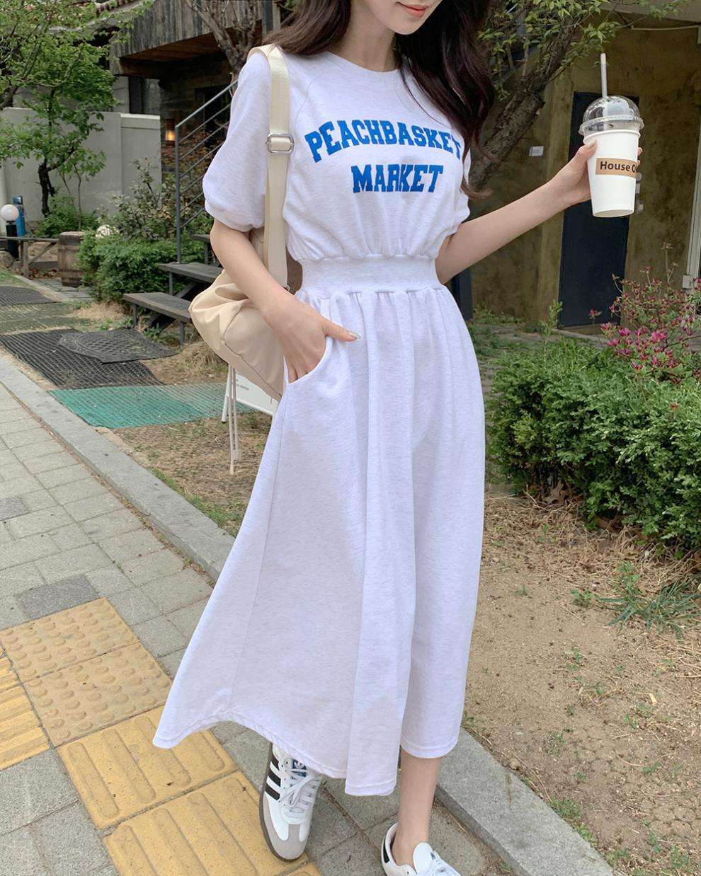 カジュアルコーデ ロゴプリントマキシワンピース