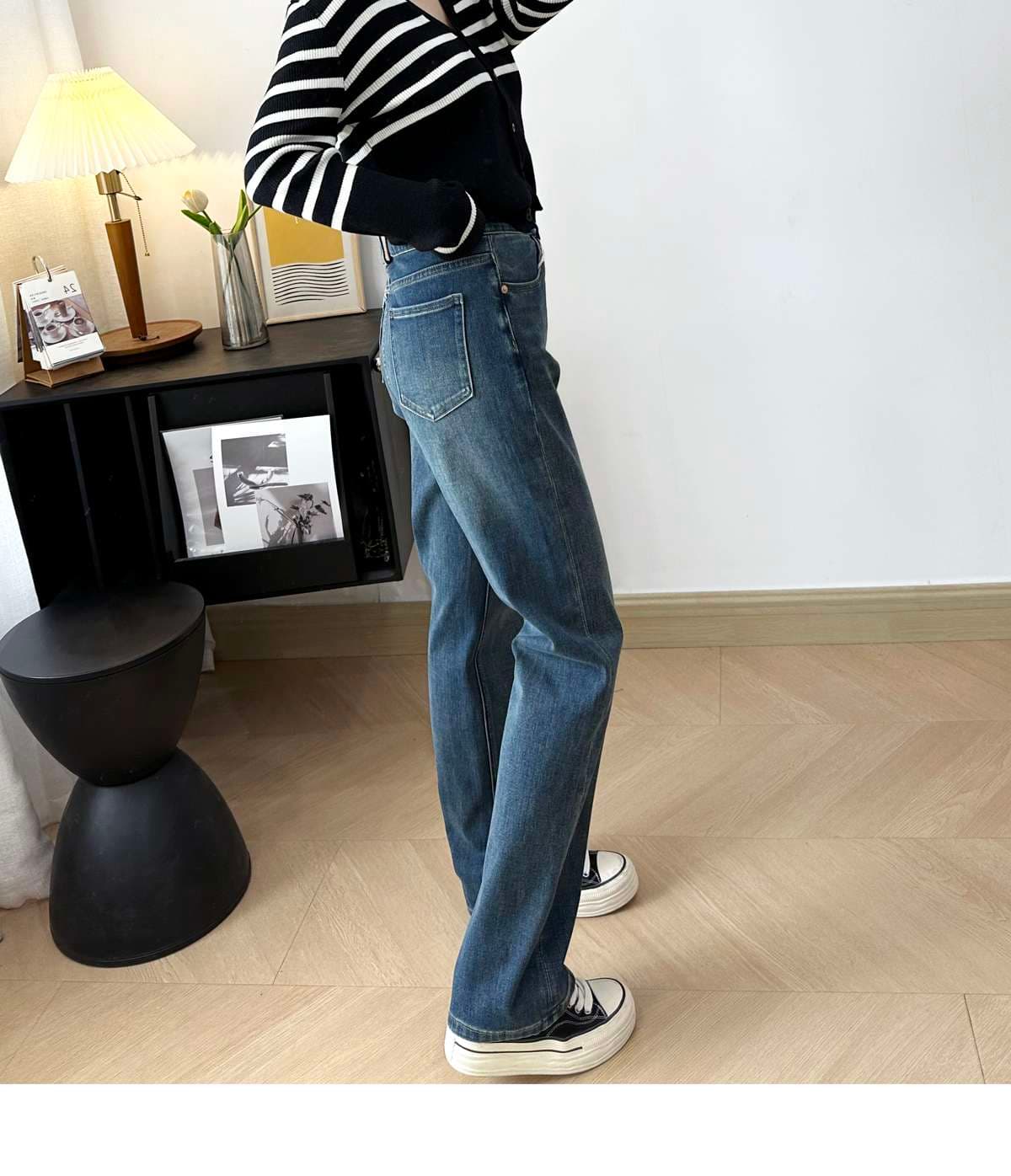 カジュアルコーデ ゆったりストレートデニムパンツ