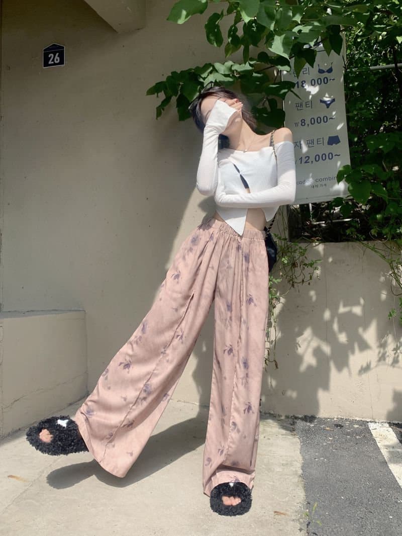 カジュアルコーデ ゆったり花柄 ハイウエストワイドパンツ