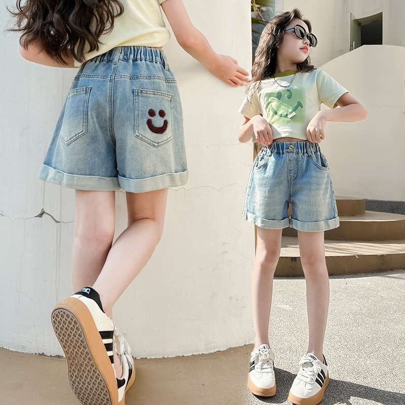 カジュアルコーデ スマイル刺繍入り ゆったりデニムショートパンツ