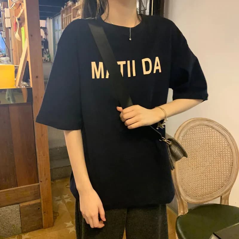 カジュアルコーデ ロゴプリント五分袖ゆるシルエットT