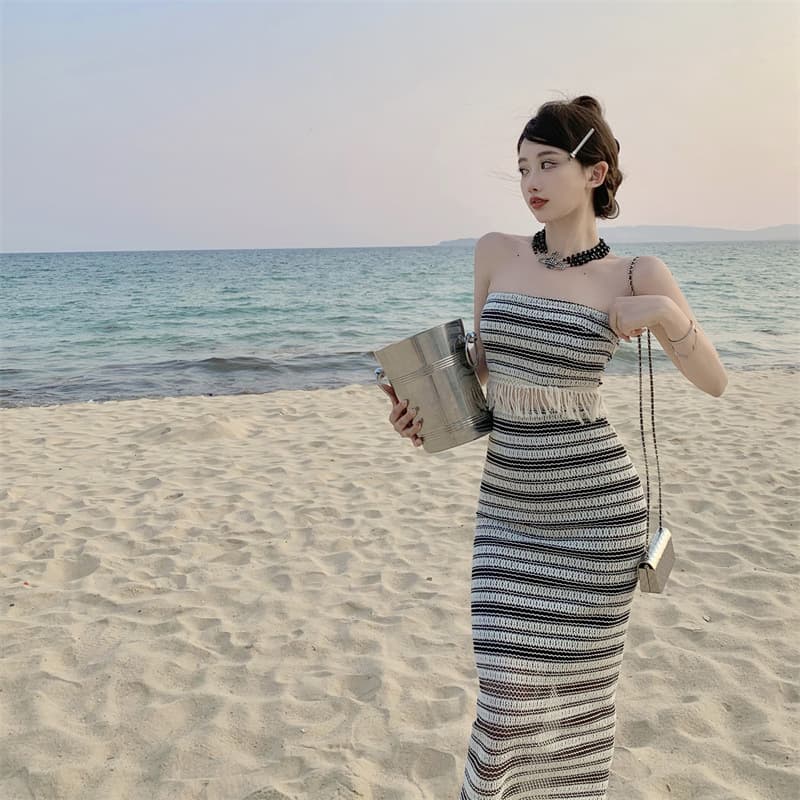 カジュアルコーデ ボーダー柄ベアトップセットアップ上下セット女性用