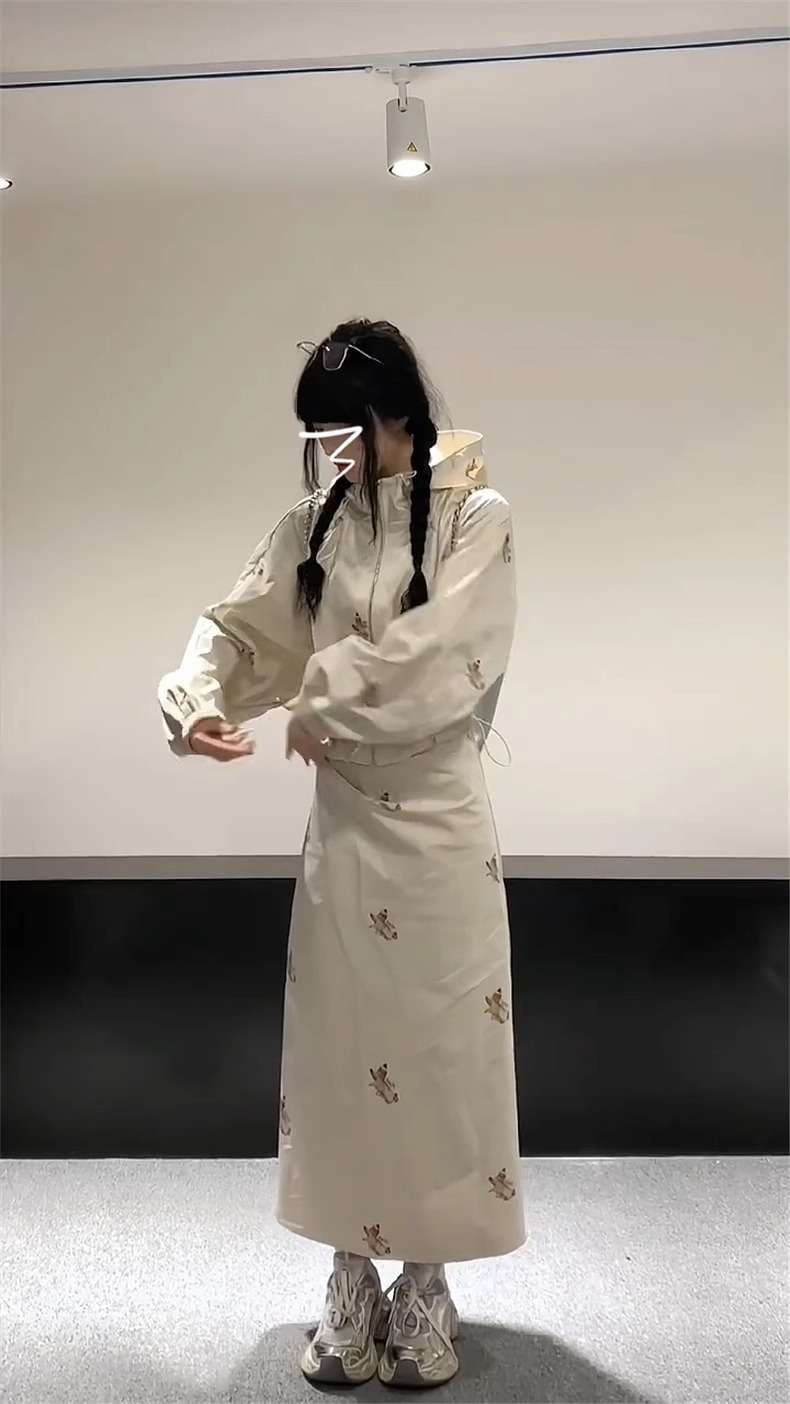 カジュアルコーデ モダンなシルエットの刺繍入りマキシワンピース