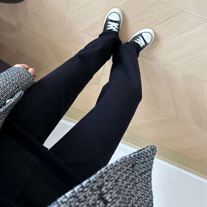 カジュアルコーデ ゆったりストレートデニムパンツ