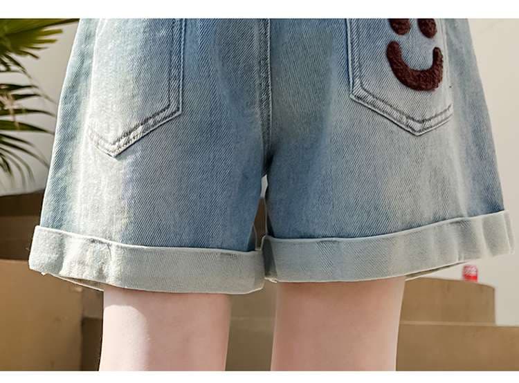 カジュアルコーデ スマイル刺繍入り ゆったりデニムショートパンツ