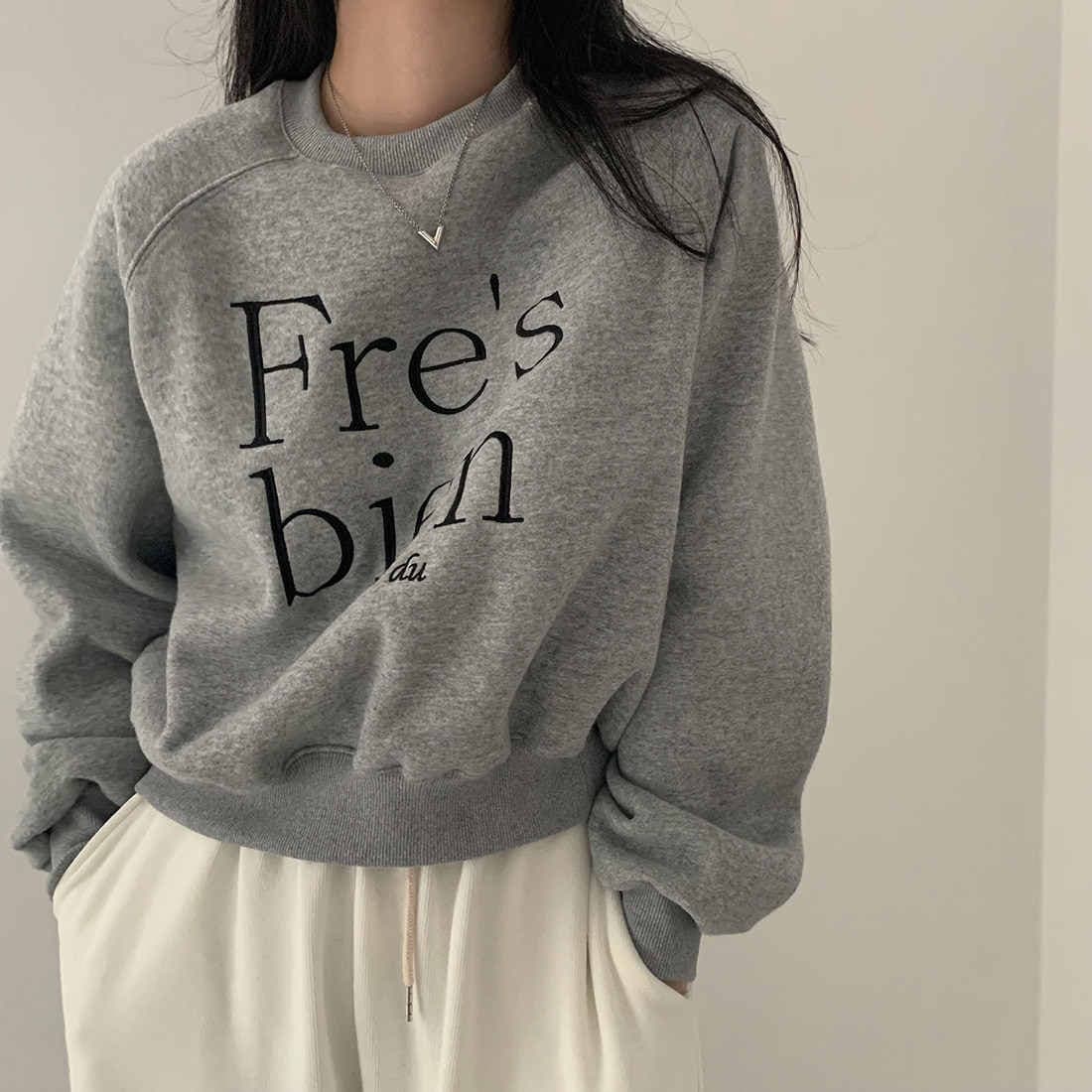 カジュアルコーデ 今季人気の文字刺繍入りスウェット丸首レトロ防寒