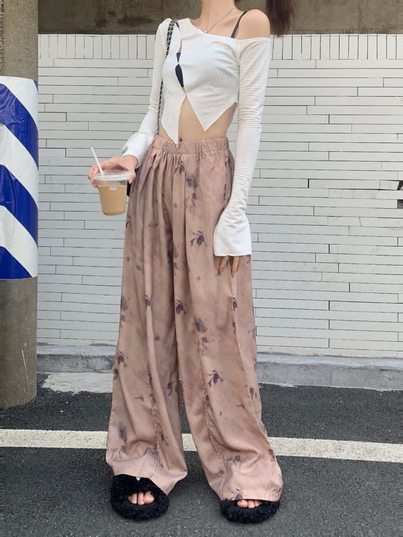カジュアルコーデ ゆったり花柄 ハイウエストワイドパンツ
