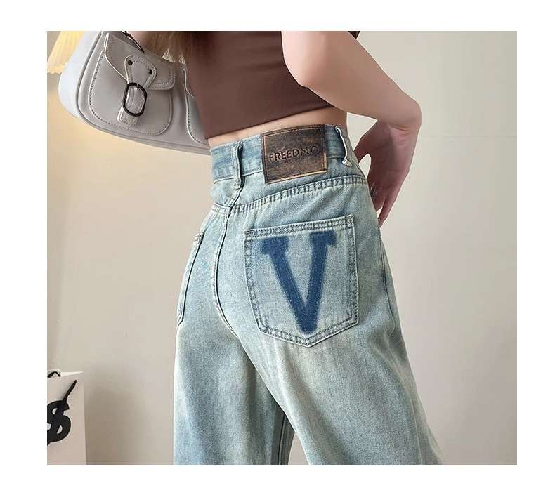カジュアルコーデ Vマーク入りデニムパンツ