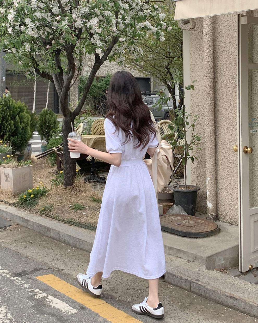 カジュアルコーデ ロゴプリントマキシワンピース