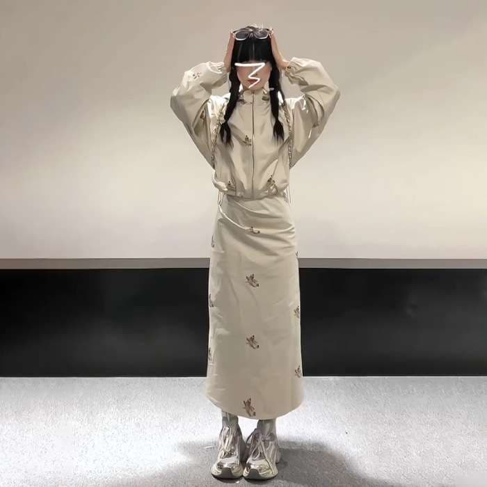 カジュアルコーデ モダンなシルエットの刺繍入りマキシワンピース