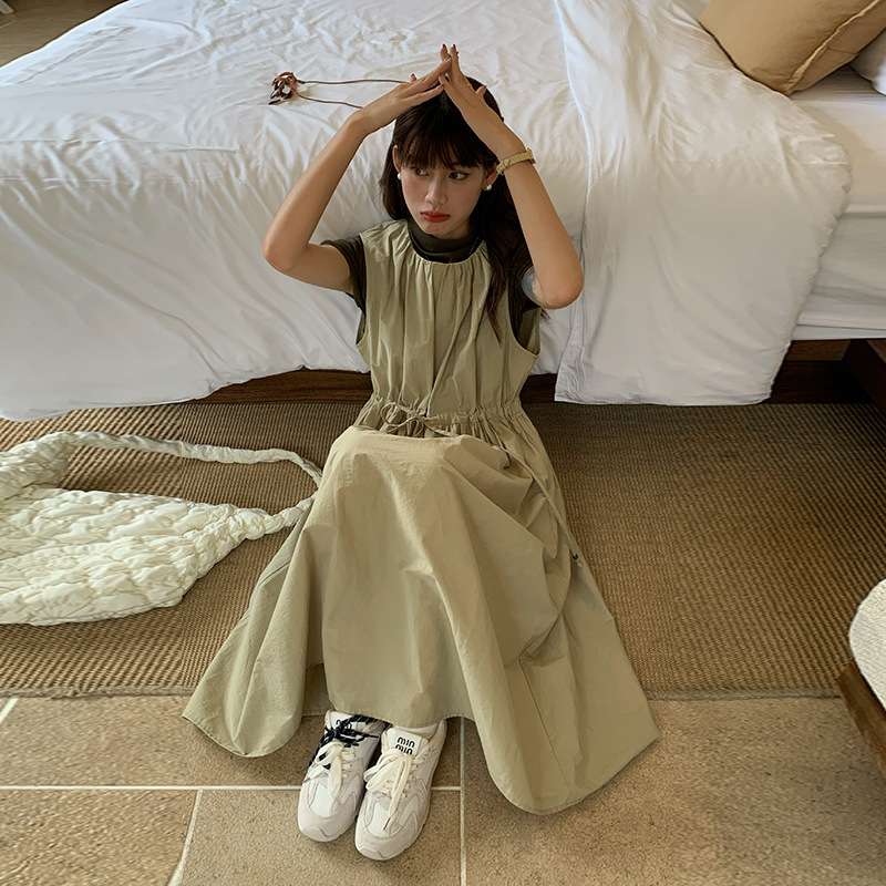 カジュアルコーデ ゆったりシルエットのキャミワンピース