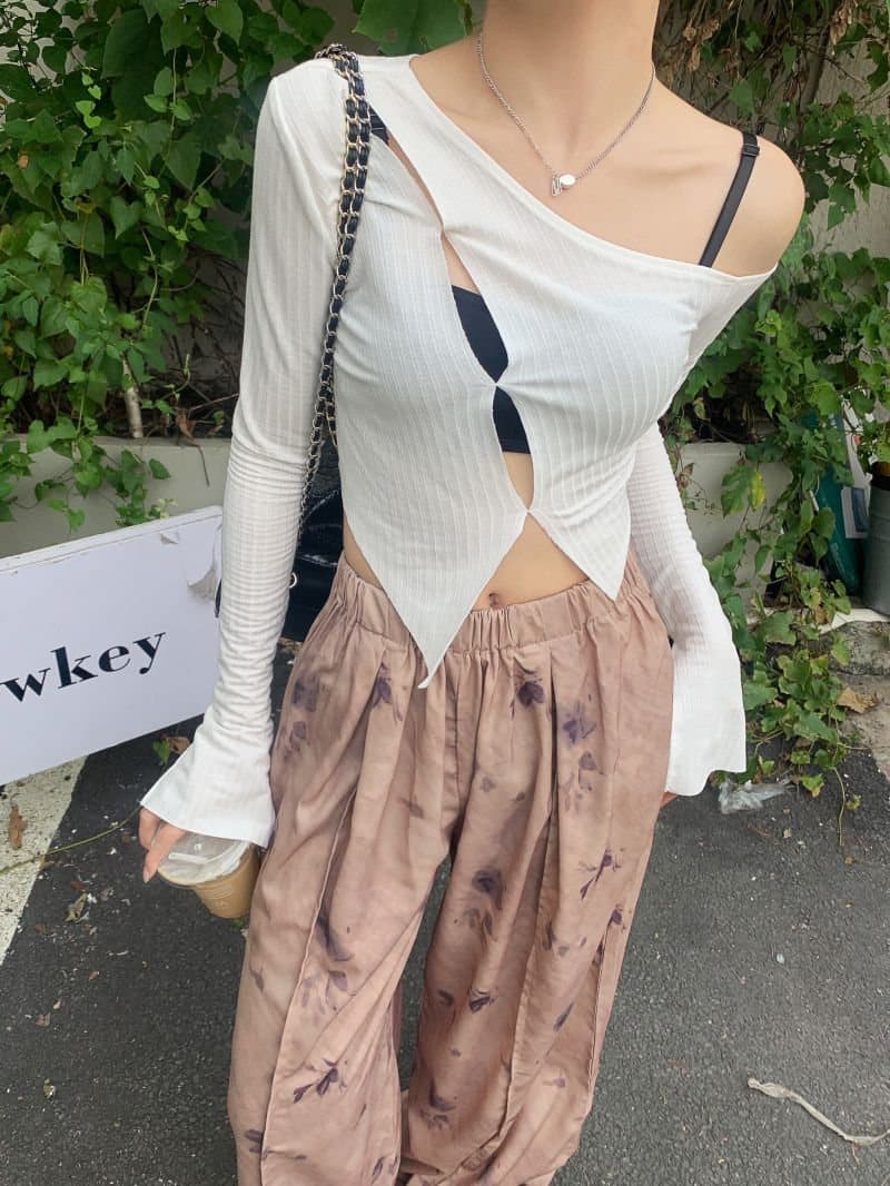 カジュアルコーデ ゆったり花柄 ハイウエストワイドパンツ
