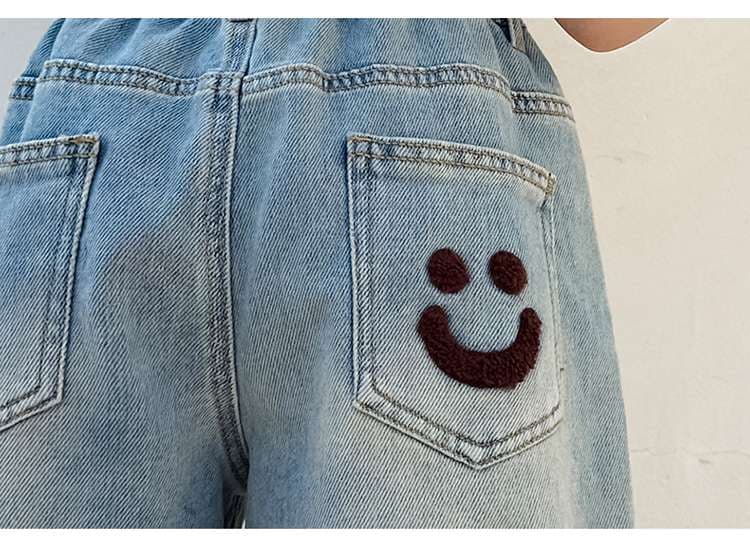 カジュアルコーデ スマイル刺繍入り ゆったりデニムショートパンツ