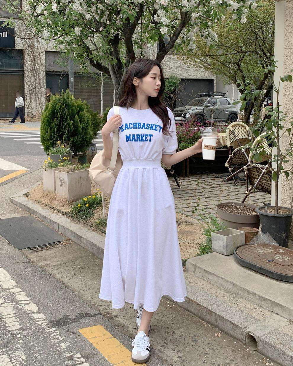 カジュアルコーデ ロゴプリントマキシワンピース