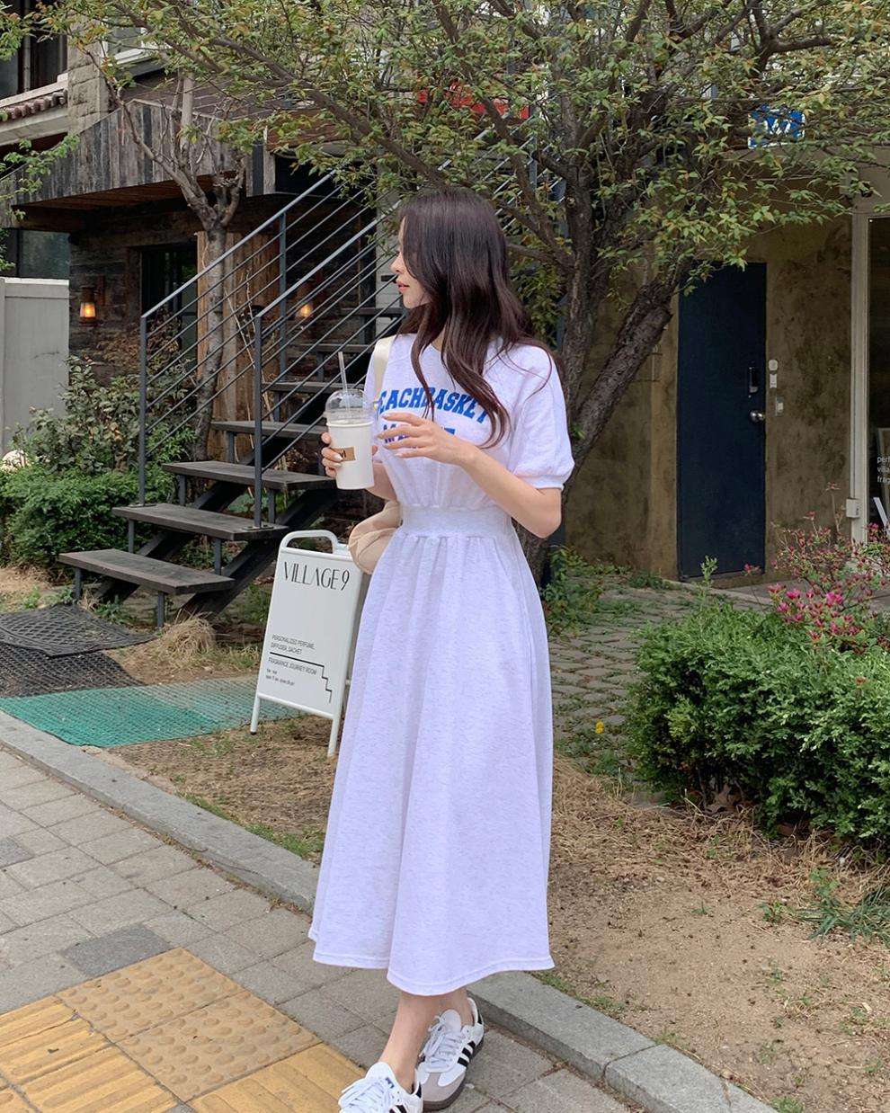 カジュアルコーデ ロゴプリントマキシワンピース