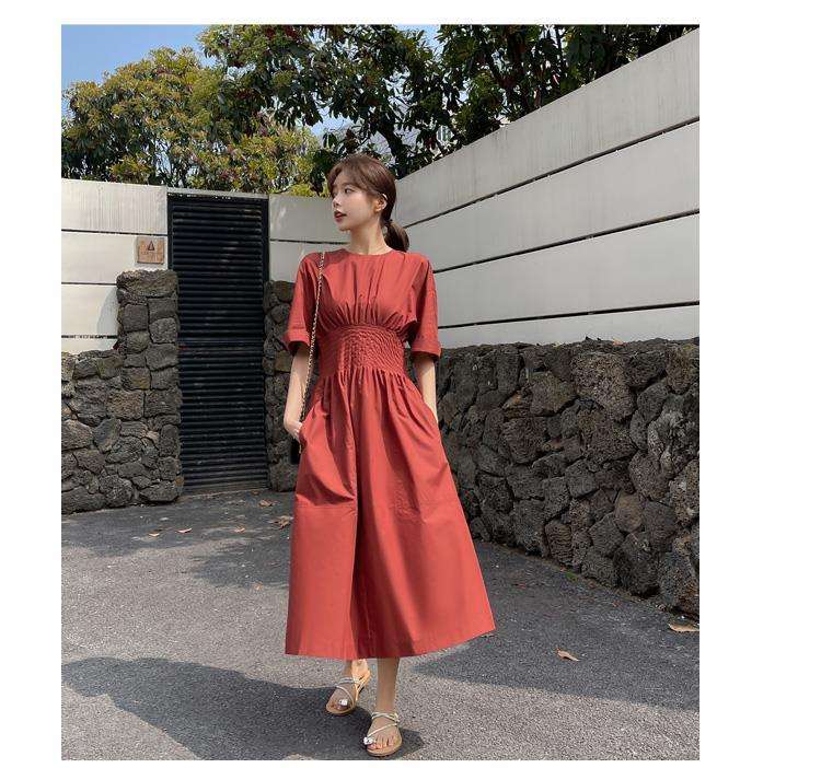 カジュアルコーデ ギャザーデザインミモレ丈ワンピース