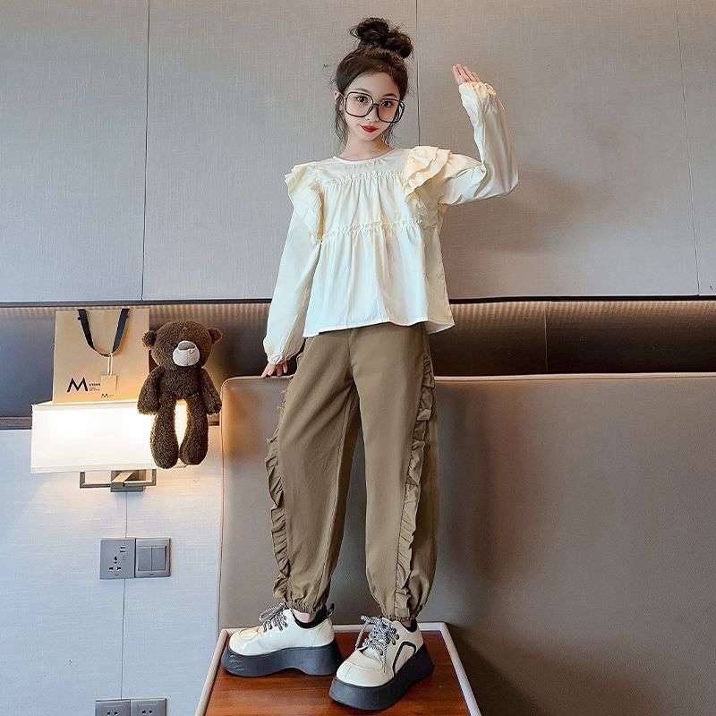 カジュアルコーデ フリルデザインカーゴパンツ