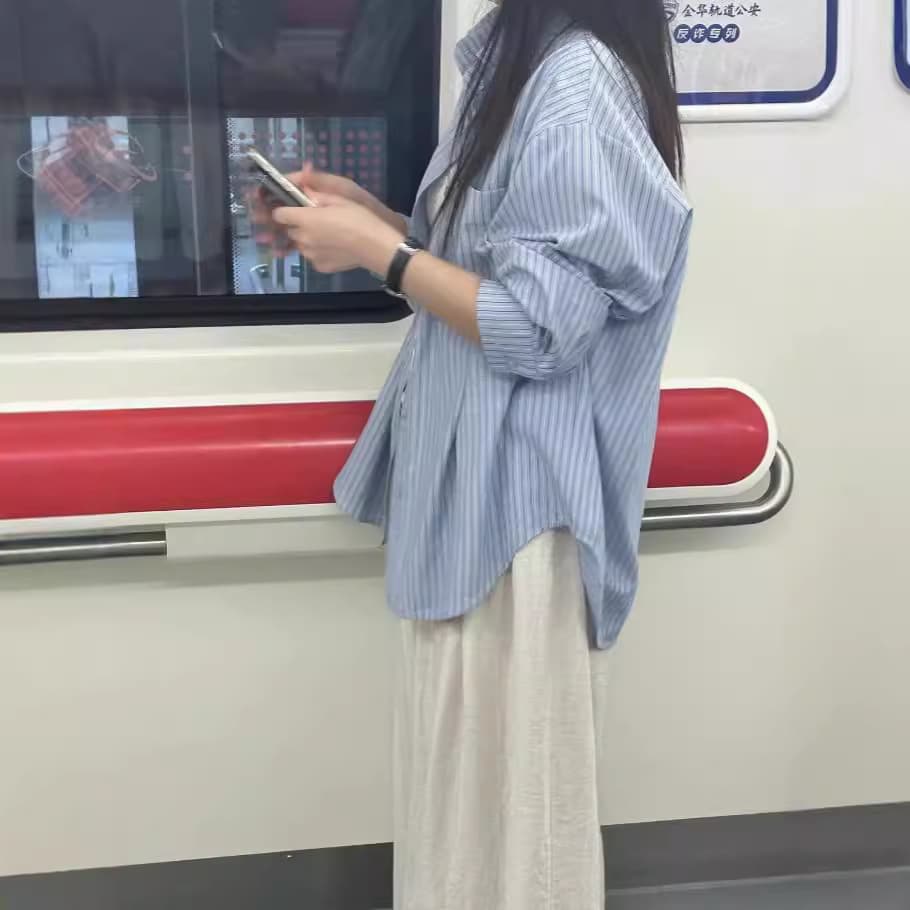 カジュアルコーデ ゆったり細ストライプシャツ