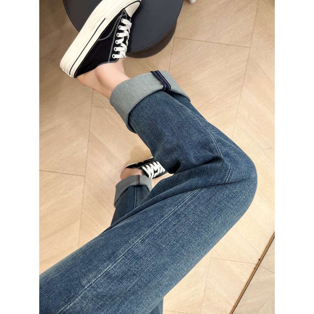 カジュアルコーデ ゆったりストレートデニムパンツ
